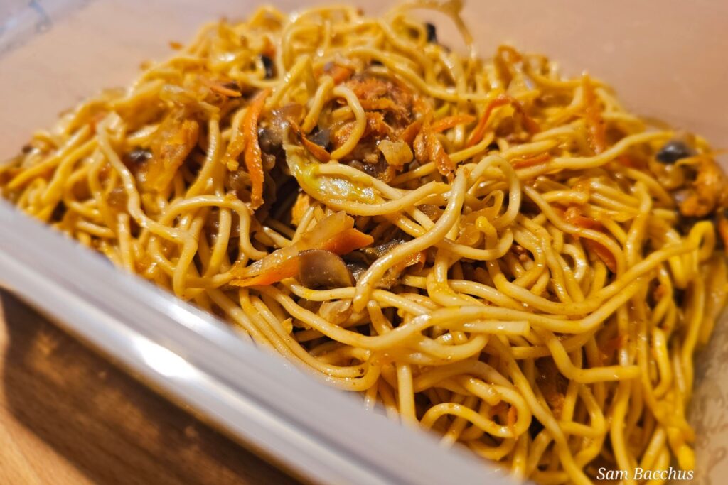 ChowMein noodles, chicken and vegetables in a lunch bowl